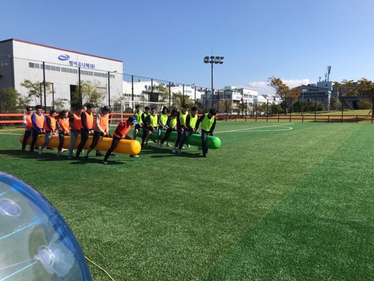 팀 조끼를 맞춰 입은 참가 임직원들
