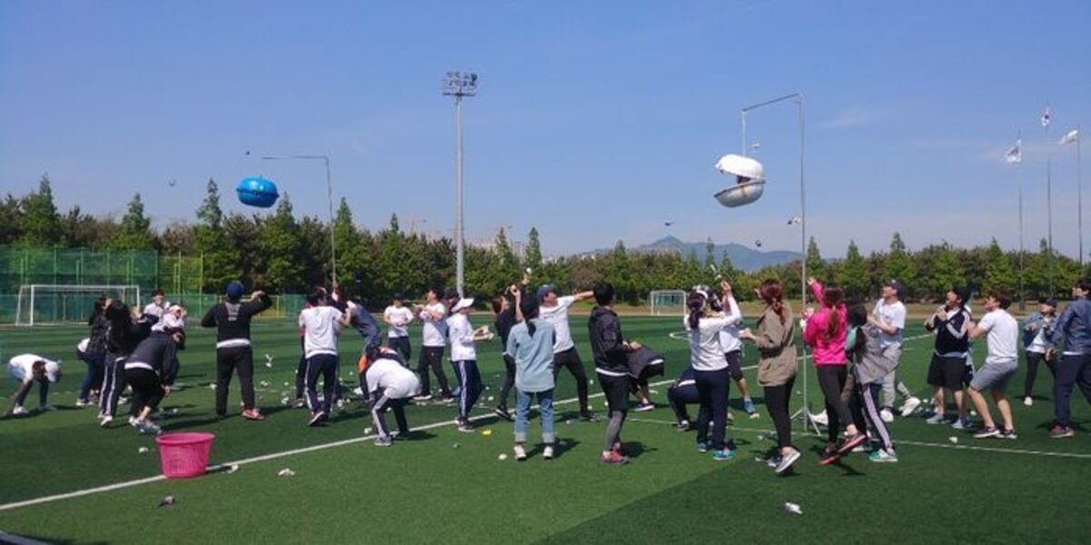 전원 참여형 공 던지기 협동 게임